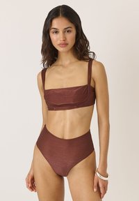 Brązowy zestaw bikini z topem o kwadratowym dekolcie i wysokim stanem, wykonany z teksturowanej tkaniny z subtelnym połyskiem i szerokimi ramiączkami.
