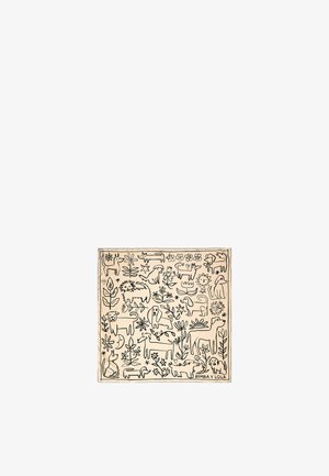 Carré en tissu beige avec des dessins en ligne noire de divers animaux et plantes, avec des motifs et détails complexes, étiqueté "BIMBA Y LOLA."