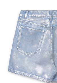 Shorts di denim in azzurro chiaro con finitura metallica. Presentano una tasca posteriore e orlo sfrangiato. Design classico a cinque tasche, cuciture a contrasto.
