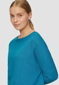 Türkiser gerippter Pullover mit horizontalen Streifen, Rundhalsausschnitt und langen Ärmeln in lässiger Passform. Hergestellt aus einem weichen Strickmaterial.