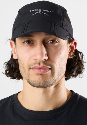 Black cap with mesh sides, featuring a gray logo "SWEDEMOUNT™" and mountain graphic on the front, designed for outdoor activities.