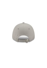 Graue Baseballmütze mit runder Krone, verstellbarem Riemen hinten, zwei Belüftungslöchern und einer weichen Stofftextur.