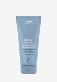 Lichtblauwe plastic tube van Aveda Smooth Infusion anti-frizz conditioner. Bevat witte tekst en een bladerenlogo; gladde oppervlakte; flip-topdop.
