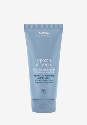 Tube en plastique bleu clair du conditionneur anti-frisottis Aveda Smooth Infusion. Présente un texte blanc et un logo de feuille ; surface lisse ; bouchon à charnière.