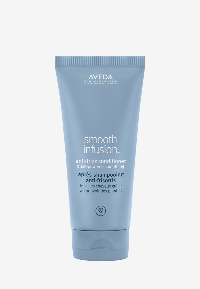 Lichtblauwe plastic tube van Aveda Smooth Infusion anti-frizz conditioner. Bevat witte tekst en een bladerenlogo; gladde oppervlakte; flip-topdop.