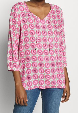 Losvallende blouse van lichtgewicht stof, met een roze- en blauwgekleurde cirkelprint, V-hals en driekwart mouwen met geplooide manchetten.