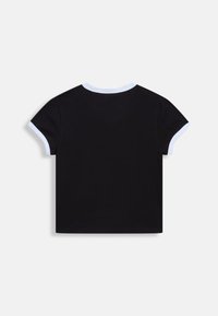 Svart t-shirt med korta ärmar, med vita ribbade detaljer vid kragen och ärmsluten. Slätt tyg och klassisk passform.