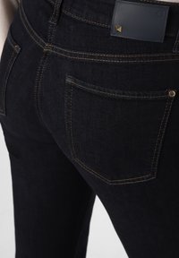 Cambio PARIS - Flared Jeans - rinsed