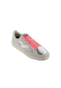 Sneaker in suede grigio con punta in acciaio inox, lacci rosa, dettaglio logo bianco e suola testurizzata. Fodera interna morbida e stile atletico classico.