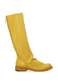 Geel lederen kniehoog boot met een ronde neus, zijrits en een platte houten zool. Soepele textuur en minimalistisch ontwerp.