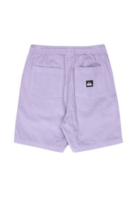 Μωβ βερμούδα από κορντούρα με ελαστική μέση, δύο πίσω τσέπες και εμφανές μαύρο λογότυπο. Η υφή είναι ραβδωτή και απαλή.