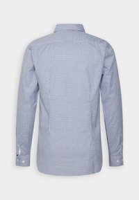Camisa de hombre de manga larga con patrón de cuadros azules. Cuenta con un cuello estructurado, puños con botones y un tejido de algodón suave.