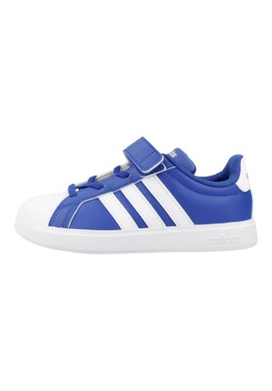 Scarpa sportiva per bambini Adidas blu e bianca con cinturino in Velcro, punta bianca, tre strisce laterali bianche e suola bianca.