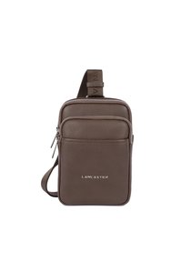 Borsa a tracolla in pelle marrone con superficie testurizzata, due scomparti con zip e una tracolla con il marchio. Design compatto e rettangolare.