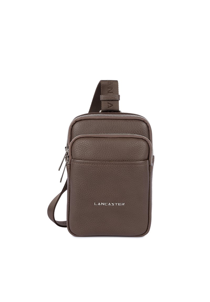 Borsa a tracolla in pelle marrone con superficie testurizzata, due scomparti con zip e una tracolla con il marchio. Design compatto e rettangolare.