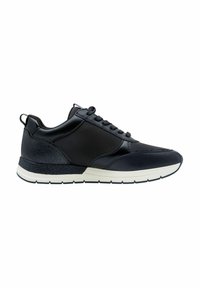 Baskets basses noires avec lacets à l'avant, talon texturé et semelle blanche en caoutchouc avec bande de roulement noire, vues de profil droit sur fond blanc.