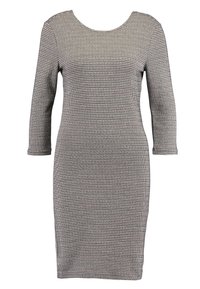 Svart och vit mönstrad klänning i stickad tyg, med rund halsringning och trekvartslånga ärmar, figursydd siluett och knälång.