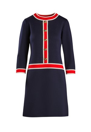 Vestido de punto azul marino con mangas tres cuartos, rayas blanca y roja en el cuello y el dobladillo, y botones dorados en la parte frontal a lo largo del centro.