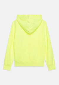 Felpa con cappuccio di un brillante giallo neon, caratterizzata da una texture morbida, polsini e orlo a costine, con una cucitura centrale sul retro.
