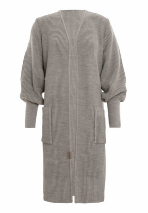 Lange grijze gebreide cardigan met ballonmouwen, twee voorzakken en een open voorkant.
