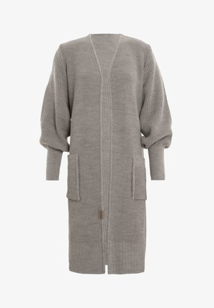 Lange grijze gebreide cardigan met ballonmouwen, twee voorzakken en een open voorkant.