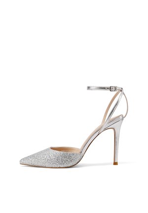 Décolleté con punta a punta argento con parte frontale scintillante, sottile cinturino alla caviglia e tacco a stiletto su sfondo bianco.