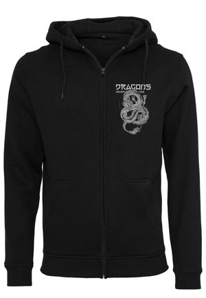 Svart zip-up hoodie tillverkad av bomullsblandning, med en framsida som har en grafik av en drake och texten "DRAGONS NEVER DIE" i vitt. Inkluderar en kenguruficka.