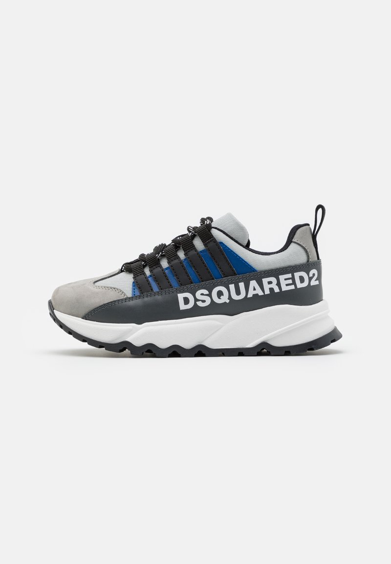 Sneaker atletica grigia e nera con accenti blu, tomaia in suede e rete testurizzata, suola intermedia spessa bianca e audace logo "DSQUARED2".