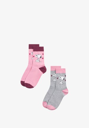 Twee paar sokken: één roze met paarse accenten en een hondontwerp; één grijs met roze accenten, met dezelfde hondillustratie en harten.