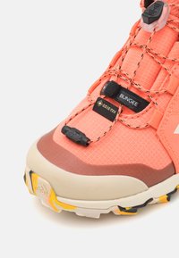adidas Performance TERREX MID GORE-TEX® HIKING - Scarpa da hiking - coral fusion/wonder white/core black