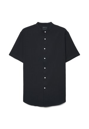 Camicia nera a maniche corte con bottoni bianchi e colletto alla coreana, vestibilità regolare, distesa su sfondo bianco.