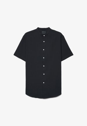 Camicia nera a maniche corte con bottoni bianchi e colletto alla coreana, vestibilità regolare, distesa su sfondo bianco.