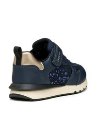 Sneaker in pelle blu navy con un motivo testurizzato a pois, cinturino in velcro e suola chiara. Caratterizzato da un collare imbottito e un tallone a contrasto.