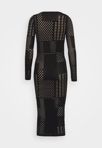 Abito nero a maniche lunghe in maglia caratterizzato da una combinazione di motivi solidi e a openwork; silhouette aderente, lunghezza al ginocchio, dettagli testurizzati su tutto il capo.