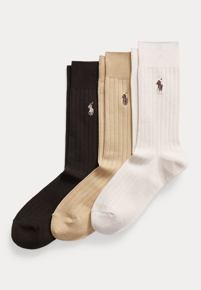 Drei gerippte Crew-Socken in Schwarz, Beige und Weiß, jeweils mit einem kleinen bestickten Polo-Spieler-Logo an der Seite.