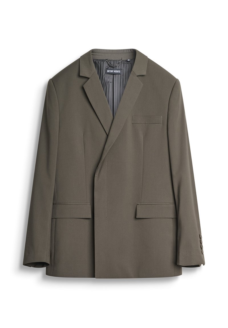 Blazer verde oliva con chiusura a un bottone, due tasche frontali e spalle strutturate. Presenta una texture sottile e una foderatura a righe.