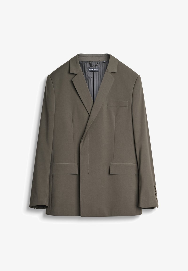 Blazer verde oliva con chiusura a un bottone, due tasche frontali e spalle strutturate. Presenta una texture sottile e una foderatura a righe.