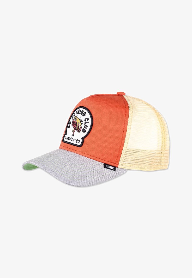 Gorra de malla naranja y beige con una visera gris, que presenta un parche bordado en forma circular que dice "DO NOTHING CLUB" y un diseño de logotipo.