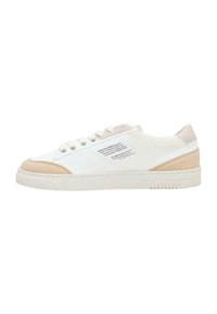 Sneaker bianco con accenti beige chiaro e rosa morbido. Presenta una punta rotonda, stile con lacci e una linguetta testurizzata. Dettagli del logo sottili sul lato.
