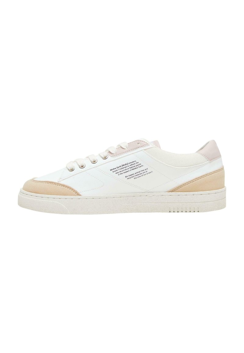Sneaker bianco con accenti beige chiaro e rosa morbido. Presenta una punta rotonda, stile con lacci e una linguetta testurizzata. Dettagli del logo sottili sul lato.