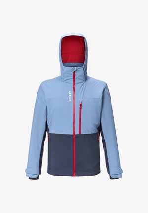 Blaue und marineblaue Jacke mit einer roten Innenseite der Kapuze, ausgestattet mit einem Reißverschluss auf der Vorderseite, seitlichen Taschen und einem Logodetail auf der Brust. Wasserdichtes Material.