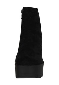 Bottine en daim noir avec un design épuré, semelle plateforme et fermeture éclair sur le côté. Sa texture lisse et son bout arrondi lui confèrent une apparence moderne.