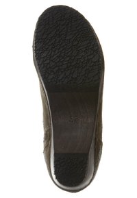 Pohja ruskeassa kengässä, jossa on teksturoitu musta kumipinta varpaassa ja kantapäässä, merkitty koko 37.