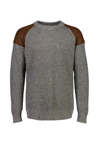 Suéter de punto gris con textura acanalada, que presenta parches en los hombros de ante marrón, cuello redondo y mangas largas.