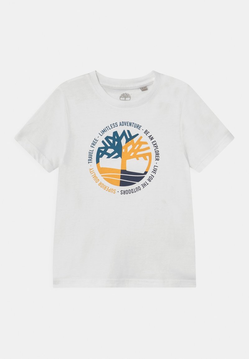 Camiseta de algodón blanca con un gráfico de árbol colorido que presenta acentos en azul, naranja y amarillo, rodeado de texto en un diseño circular.