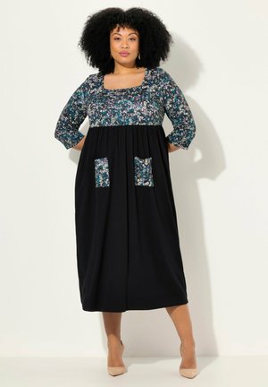 Kleid mit Blumenmuster, quadratischem Ausschnitt, Dreiviertelärmeln, schwarzem Rock, zwei aufgesetzten Taschen und feinen Falten im Oberteil.