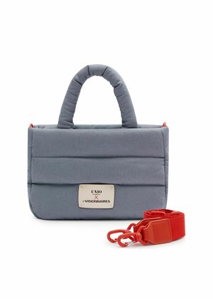 Sac à main gris matelassé avec deux petites poignées et une étiquette blanche à l'avant, accompagné d'une sangle d'épaule rouge réglable enroulée séparément.