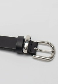 Zwarte leren riem met een zilveren dubbel-prong gesp. Kenmerkt zich door een strakke afwerking, soepele textuur en een gepolijst metalen accent.