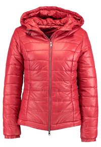 Rød pufferjakke med hætte, der har quiltet design, frontlynlås og ribbede manchetter for ekstra varme. Glat, skinnende tekstur.
