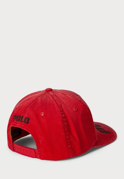 Casquette de baseball rouge en coton, dotée d'un bord courbé, d'une sangle ajustable et d'un logo "POLO" noir à l'arrière. Fini texturé.
